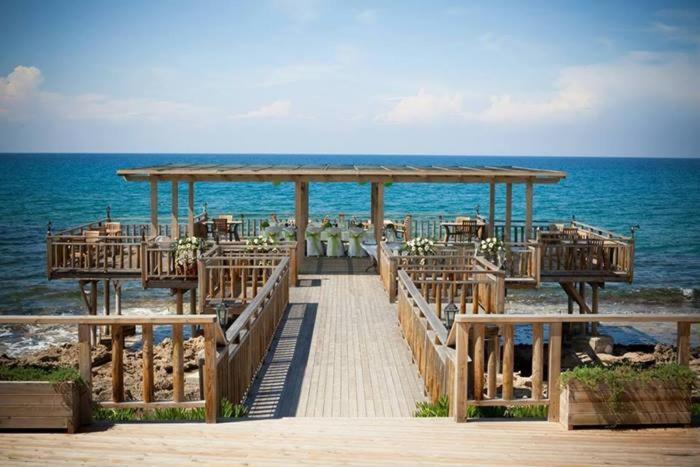 Zambak Holiday Village & Restaurant Superb Seafront Location ! Agios Georgios  エクステリア 写真